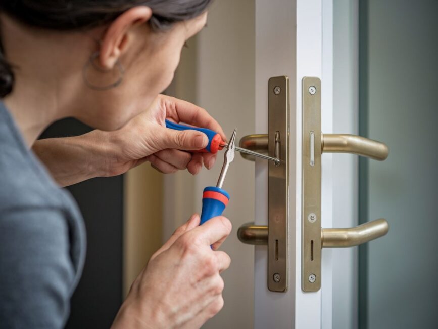 Instrukcja demontażu klamki drzwiowej