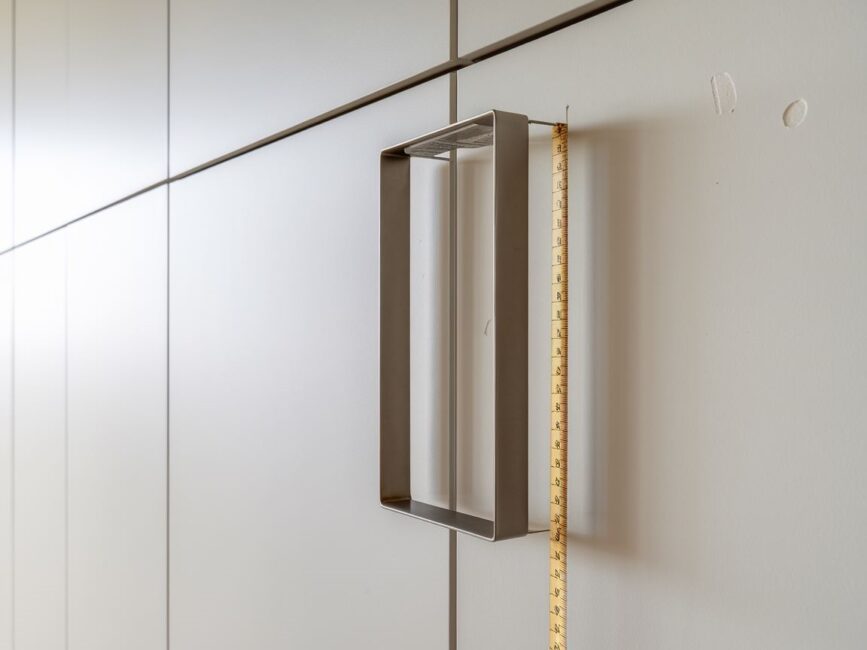 Przykład montażu uchwytów w szufladach kuchennych