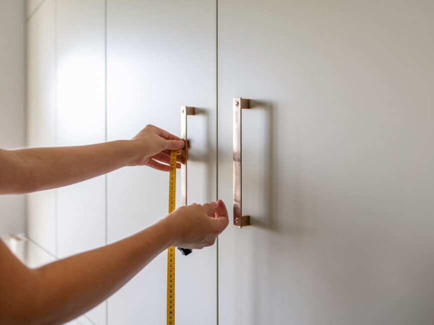 Symetryczne rozmieszczenie uchwytów w szafkach stojących